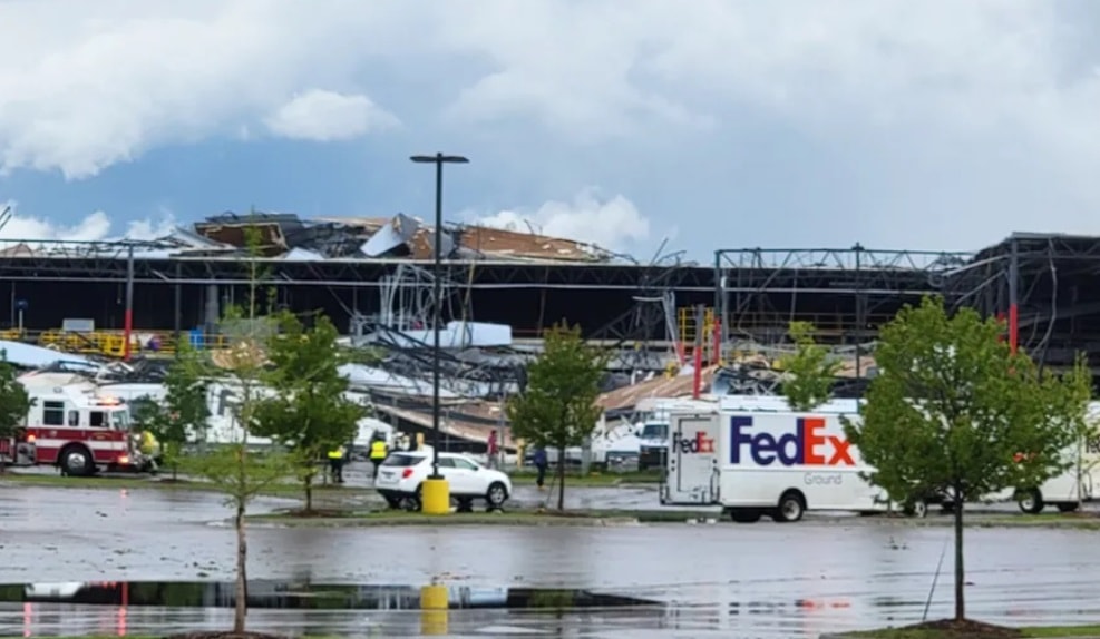 Hortumda çöken depoda onlarca kişi mahsur kaldı