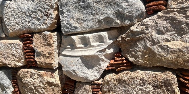 Antik kentin taşları ile ev yaparken yakalandılar