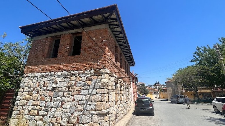 Antik kentin taşları ile ev yaparken yakalandılar