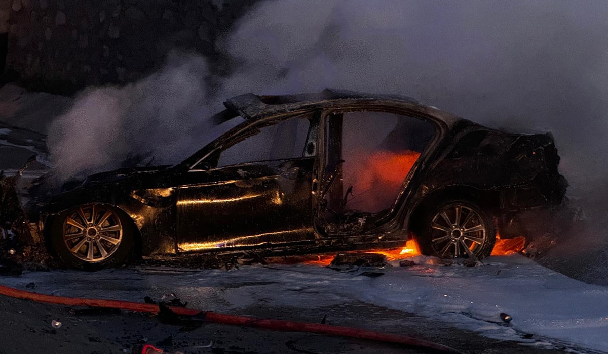 Bariyerlere çarpan otomobil alev aldı: 1 ölü, 5 yaralı