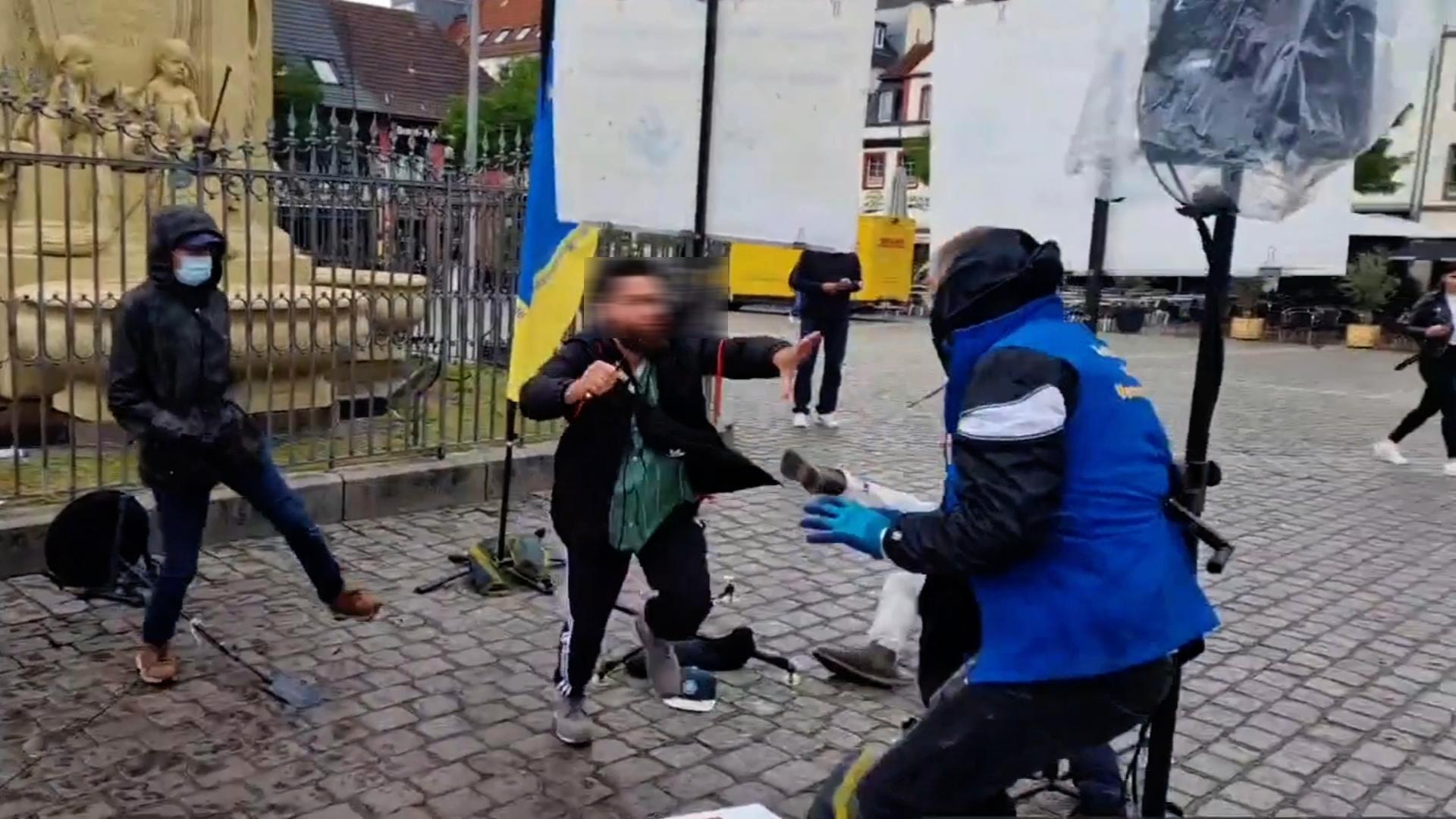 Alman siyasetçi sokak ortasında bıçaklandı