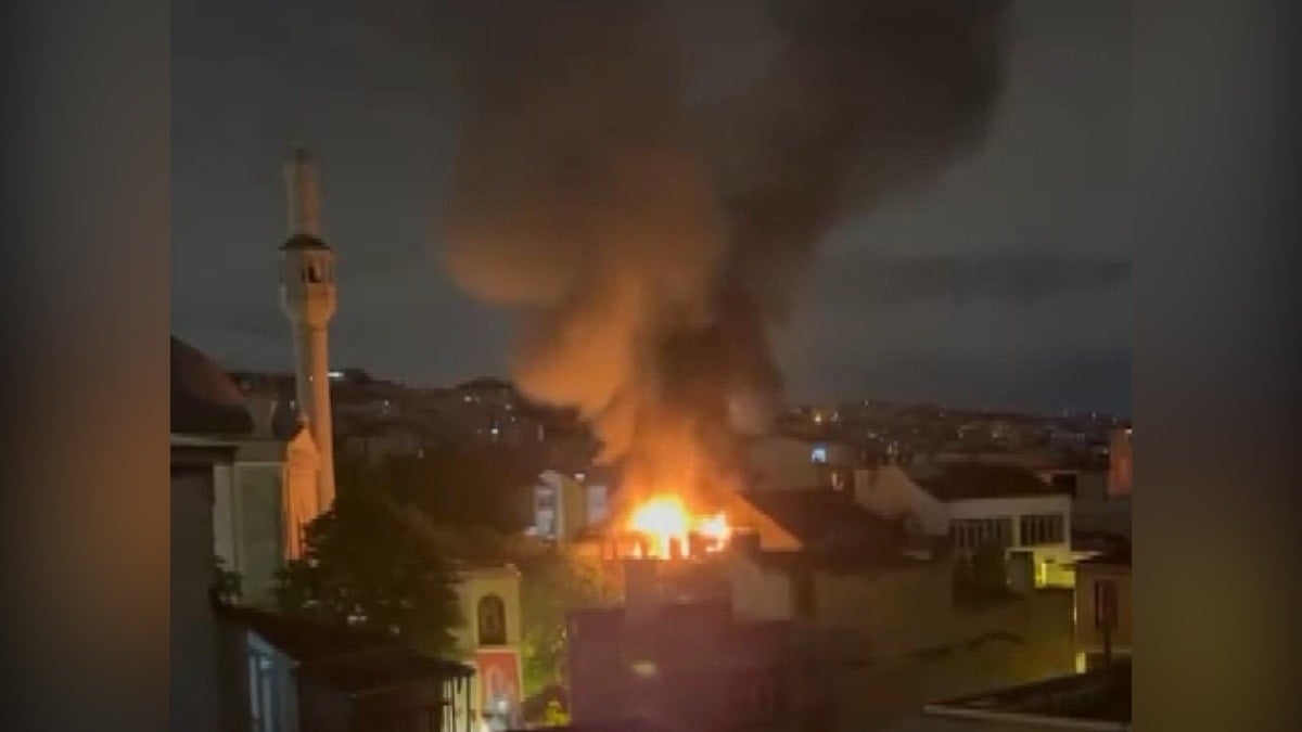 Beyoğlu'nda yangın: 3 katlı bina alev topuna döndü