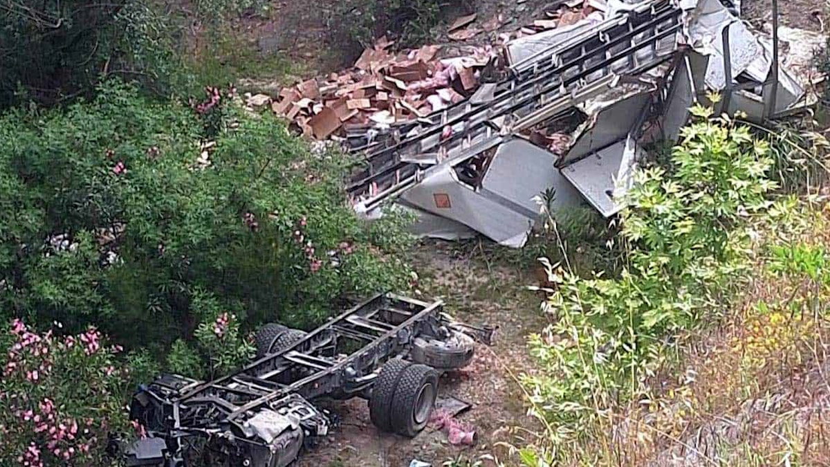 Patlayıcı madde yüklü TIR uçuruma yuvarlandı