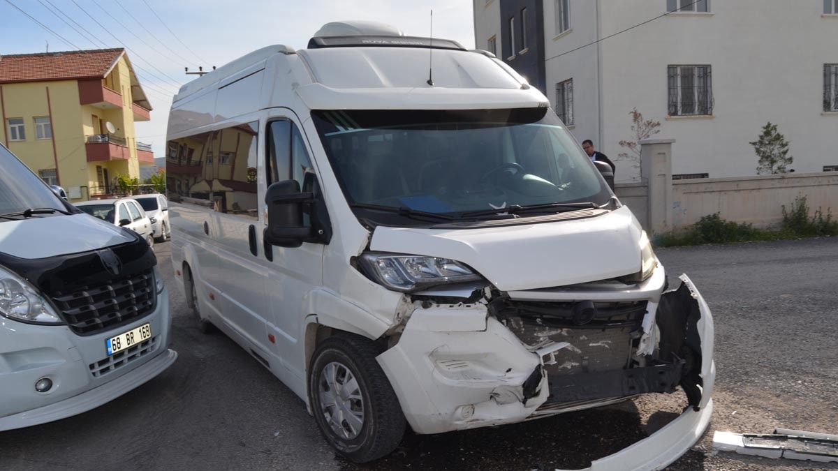 İşçi servisiyle otomobil çarpıştı: 7 yaralı