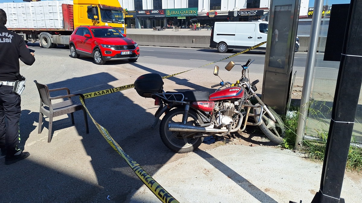Motosikletle cip çarpıştı: 1'i ağır, 2 yaralı