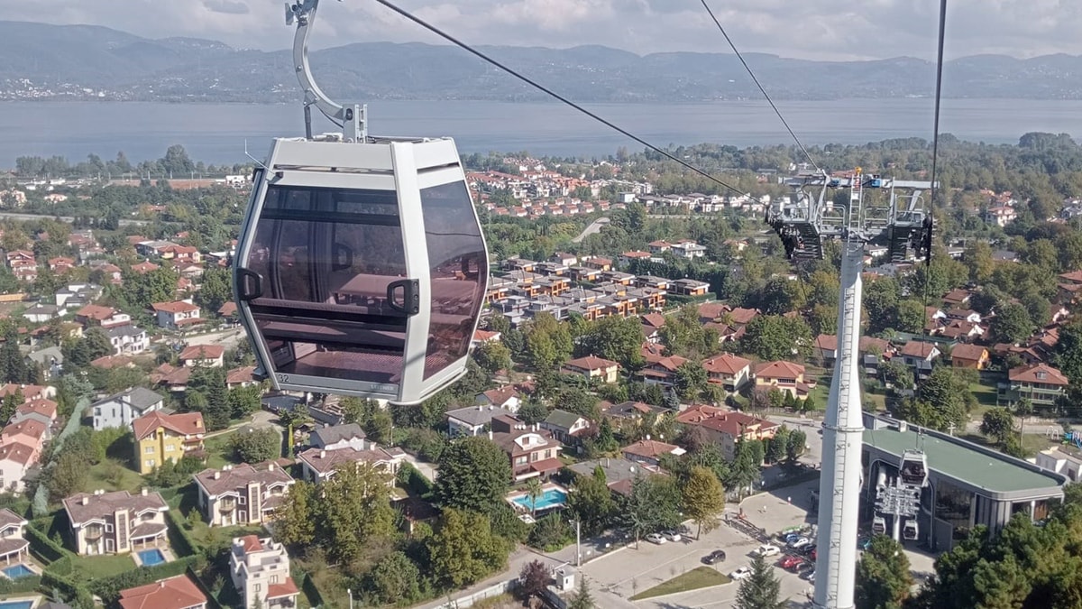 Sapanca'da ruhsatsız teleferik hattı mühürlendi
