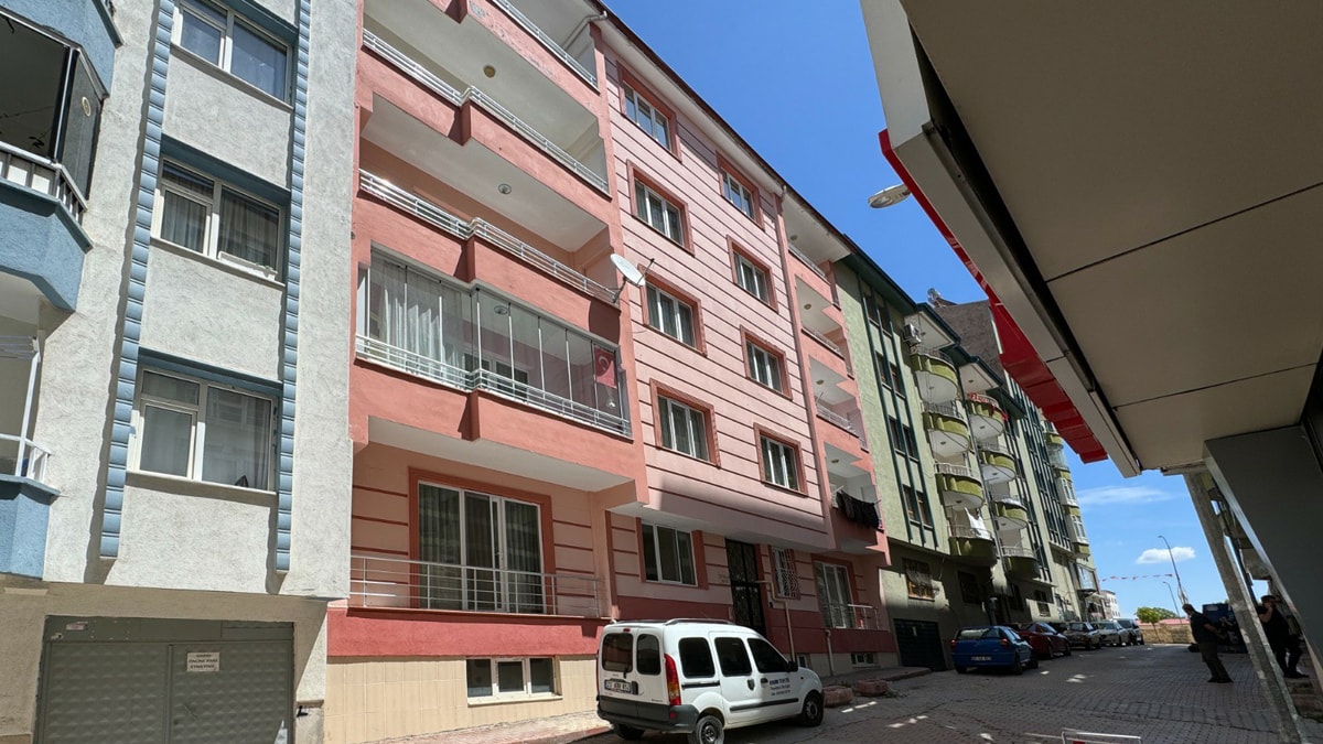 Yaşlı kadın metrelerce yükseklikten aracın üzerine düştü