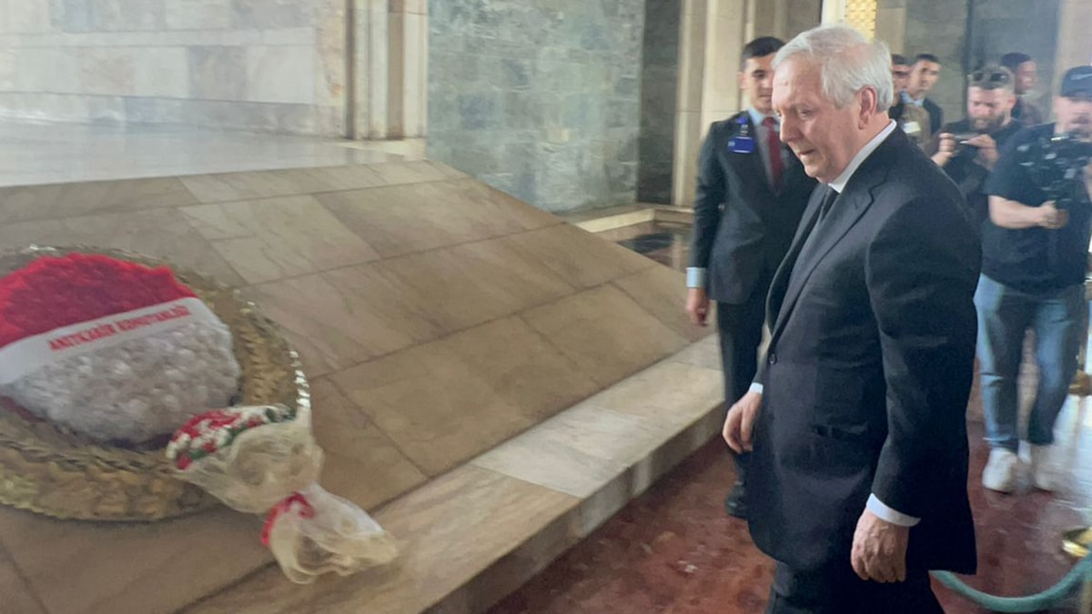 Fenerbahçe başkan adayı Aziz Yıldırım Anıtkabir'de