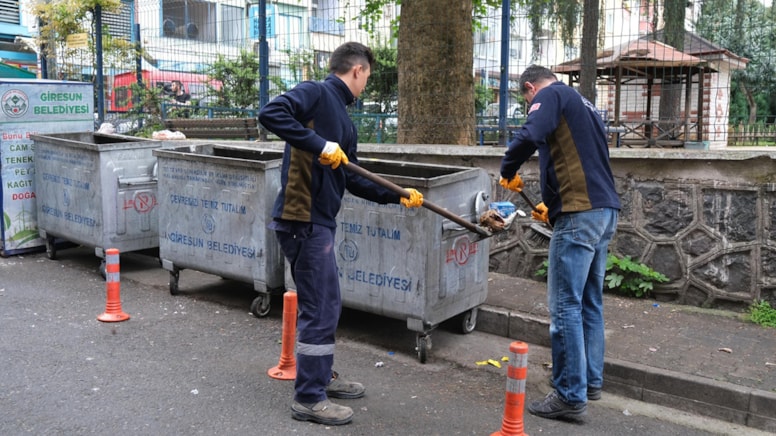 Belediye Başkanı Fuat Köse 1 Mayıs'ta işçilerle birlikte çöp topladı