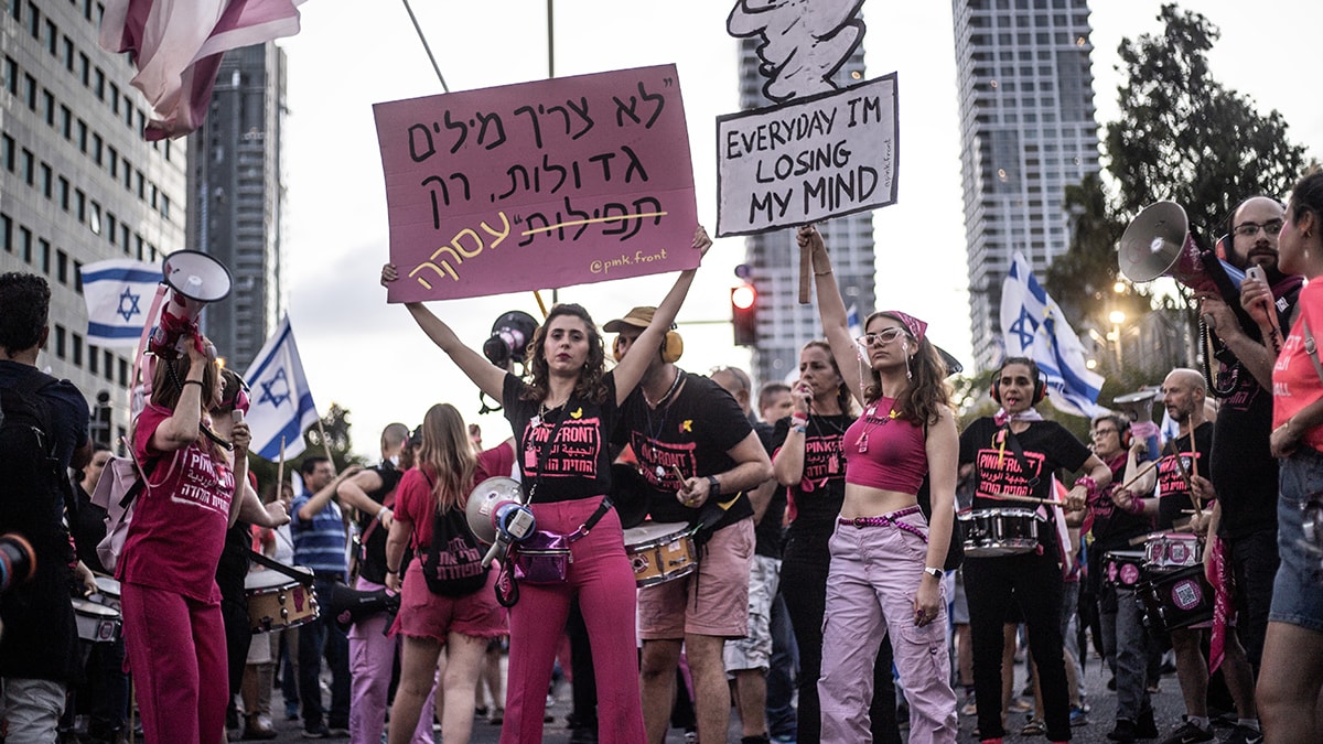 Halk isyanda: On binlerce kişi sokağa indi