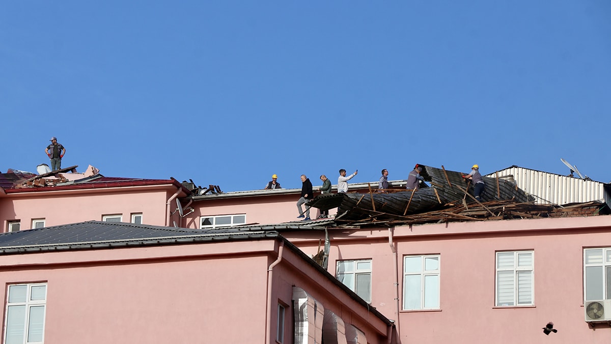 Fırtına hastane çatısını uçurdu
