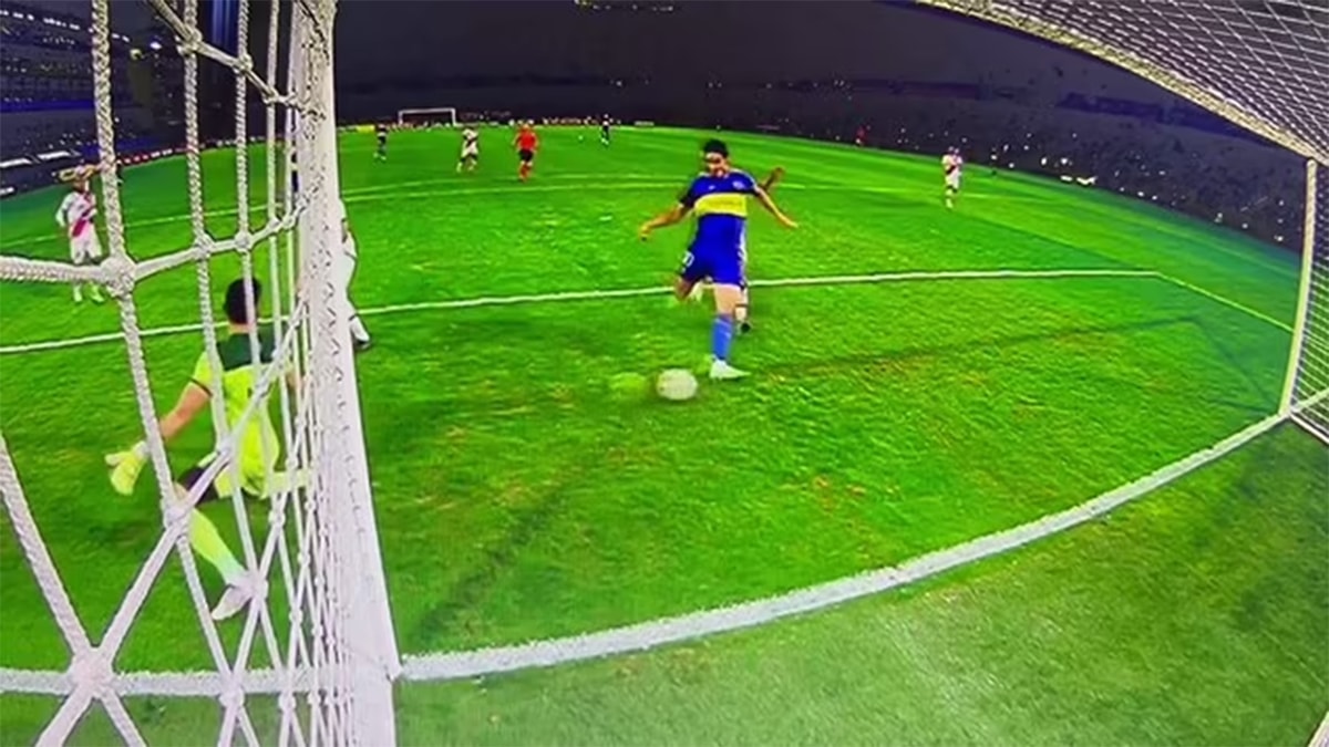 Edinson Cavani, Boca Juniors maçında boş kaleyi kaçırdı