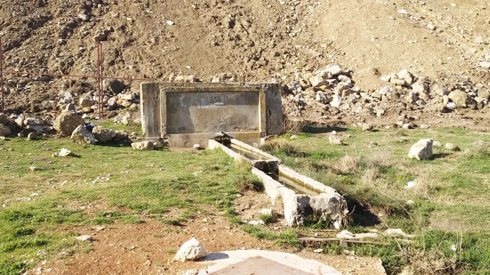 Tarihi su kaynağı ve çeşme inşaat hafriyatlarıyla kaplandı