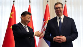 Çin lideri, savaş uçakları eşliğinde Sırbistan'a indi