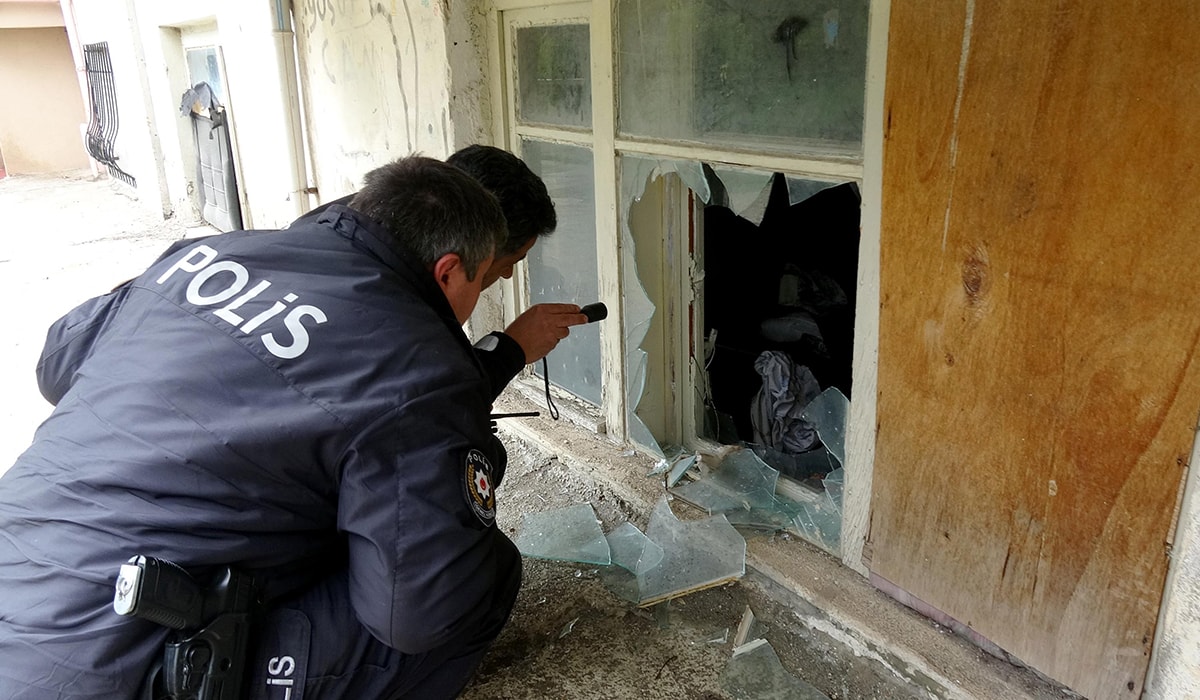 Komşular kokudan şikayet etti, evden 2 kamyon çöp çıktı
