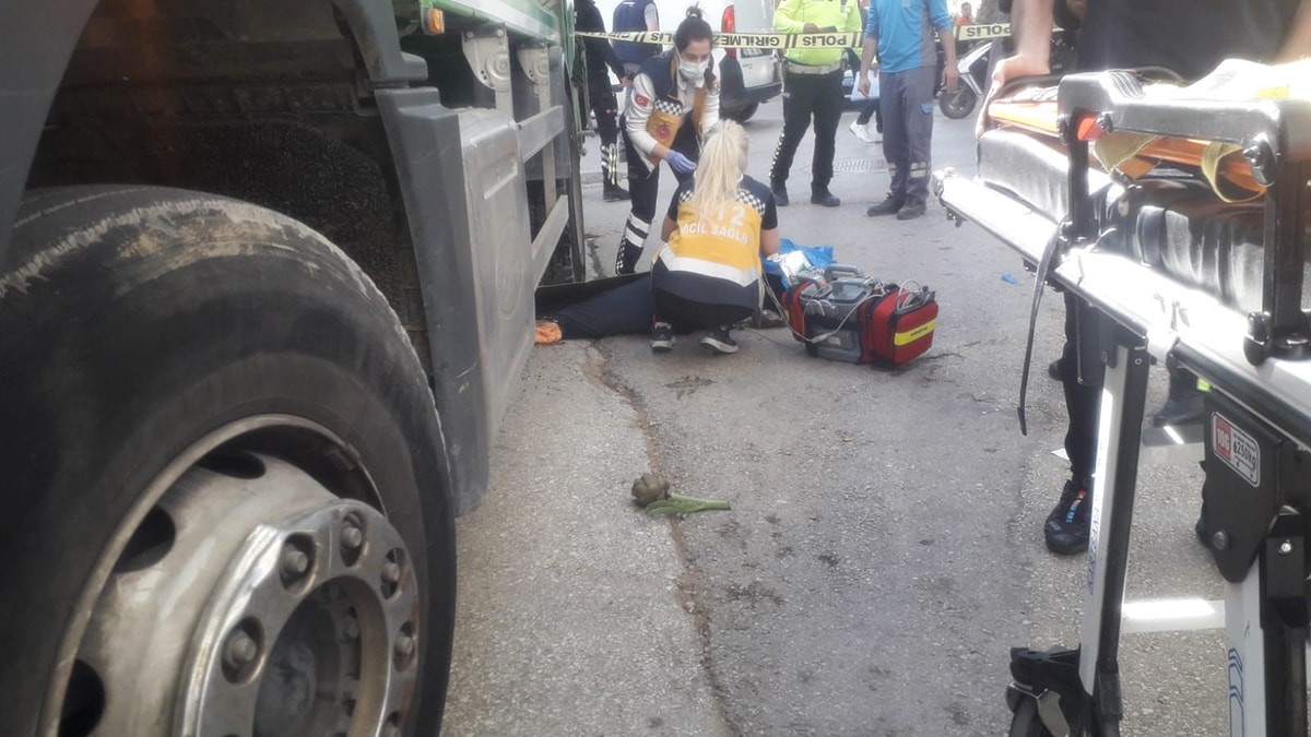 Çöp kamyonunun altında kalan kadın feci şekilde can verdi