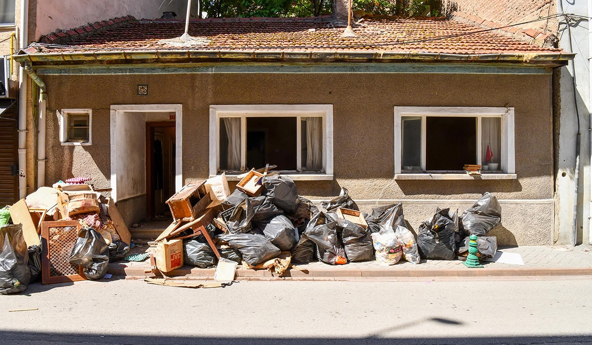 Kötü koktuğu ihbar edilen evden 4,7 ton çöp çıktı