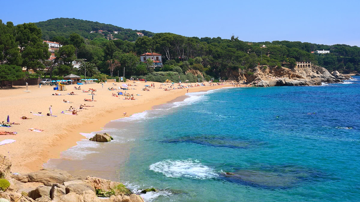 Tatil kasabasında işler kontrolden çıktı: Penis kostümleri, şişme bebekler…