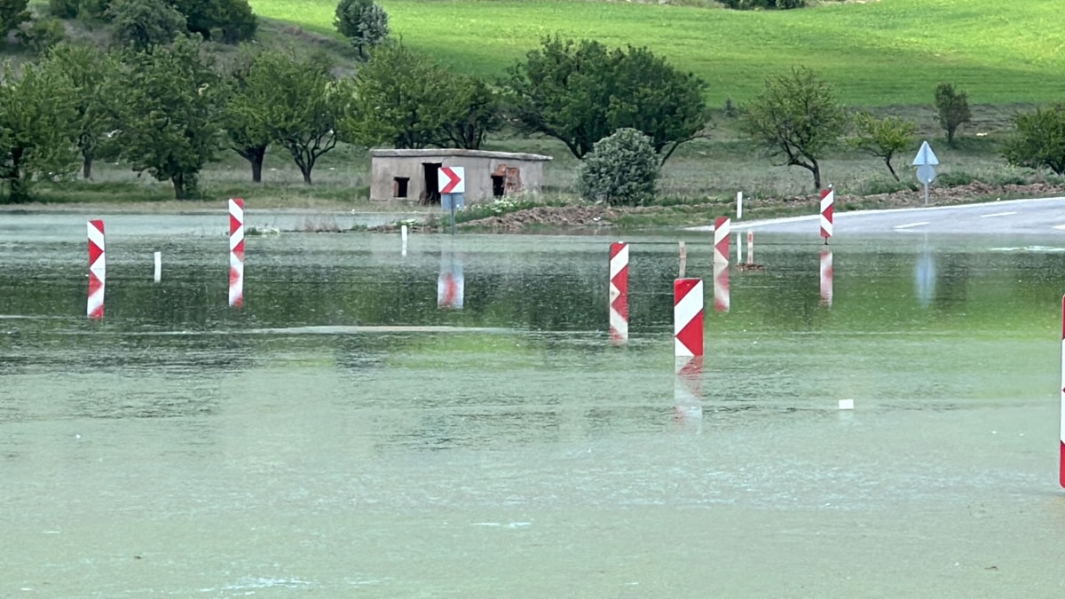 Maden sahasındaki heyelan nedeniyle taşan gölet, belde yolunu ulaşıma kapattı