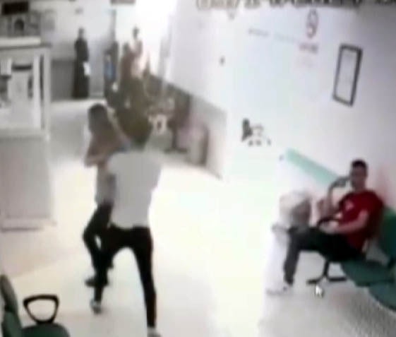 Doktora bıçaklı saldırı girişimi güvenlik kamerasında