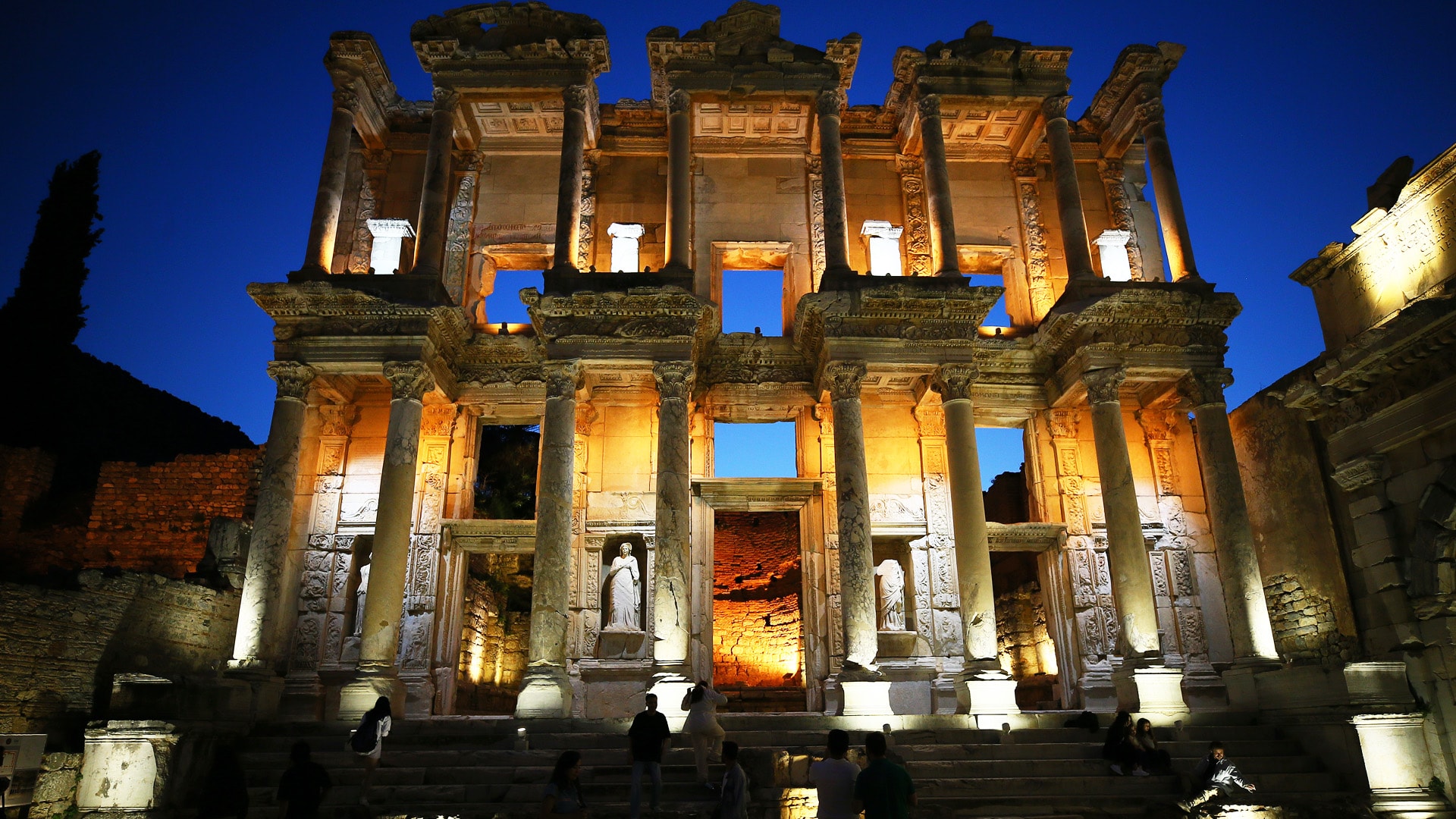 Efes Antik Kenti gece ayrı bir güzel