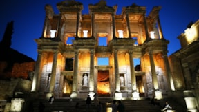 Efes Antik Kenti gece ayrı bir güzel