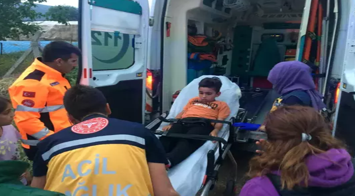 8 yaşındaki çocuğun ayağına demir dirgen saplandı