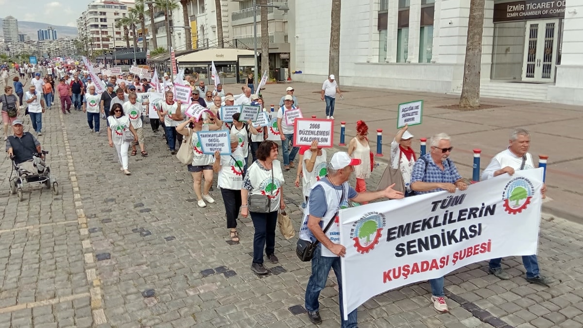 Emekliler İzmir'de meydanlara çıktı