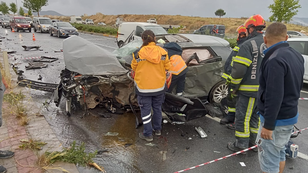 Feci kaza sonrası araç bu hale geldi: 1 ölü, 2 yaralı