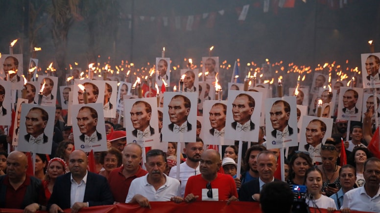 Antalya'da 20 bin kişilik fener alayı