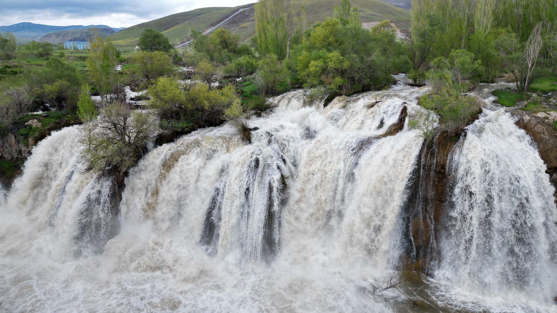 Kar eridi, yağışlar arttı... Muradiye Şelalesi coştu