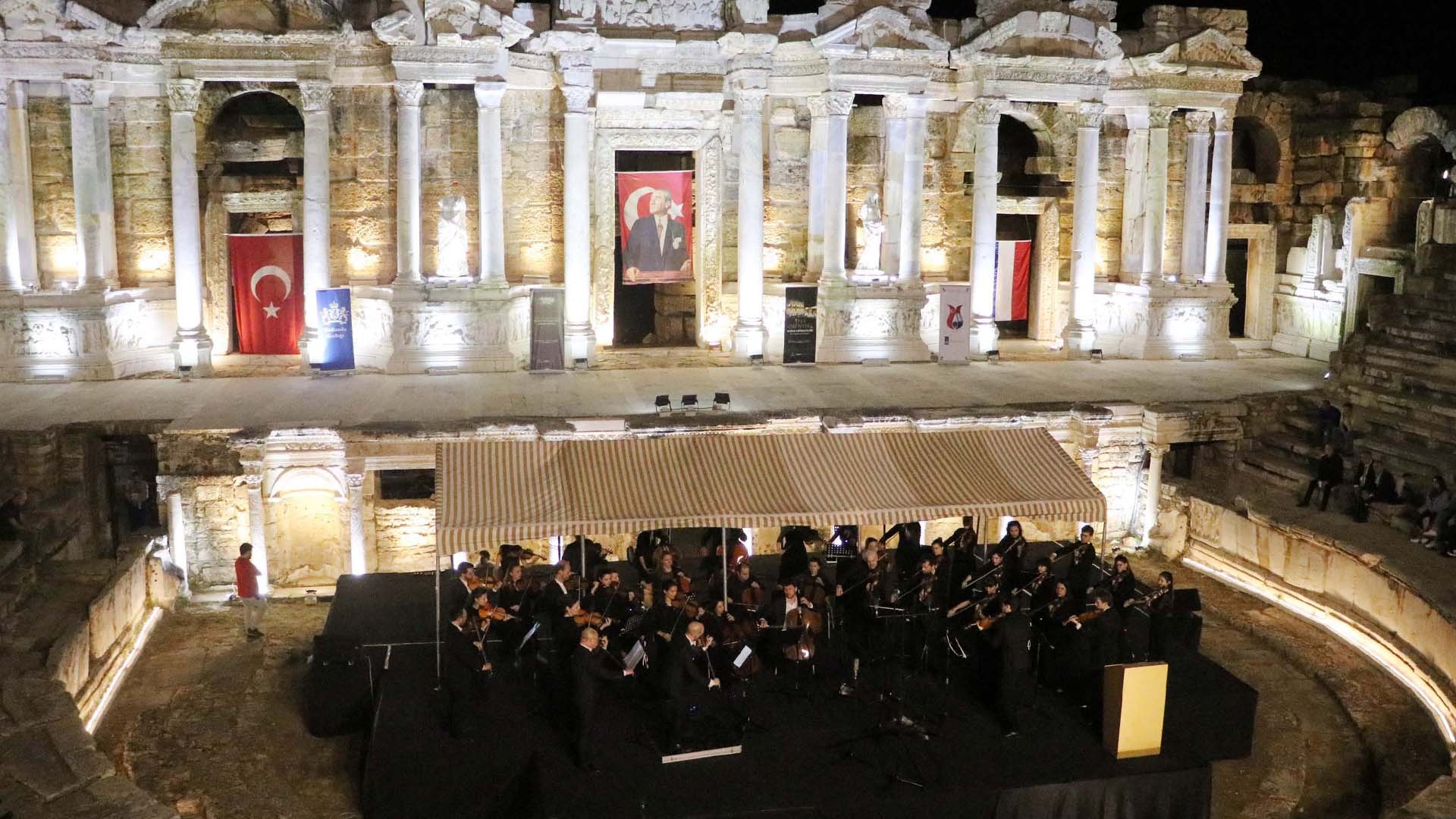 100 yıllık dostluk antik tiyatroda konserle kutlandı