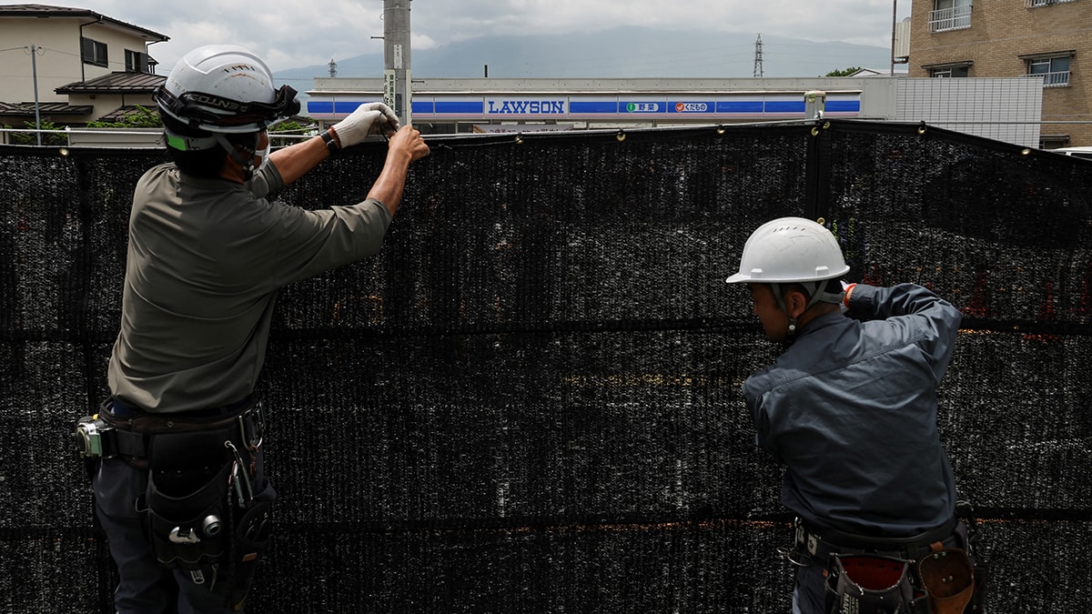 Fuji'de turist akınına brandalı önlem