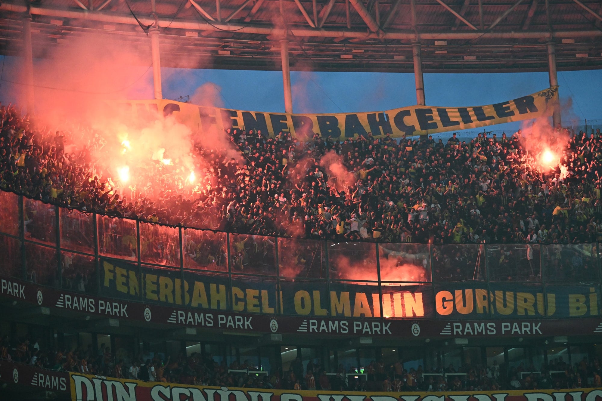Galatasaray-Fenerbahçe derbisinde dört taraftar gözaltına alındı
