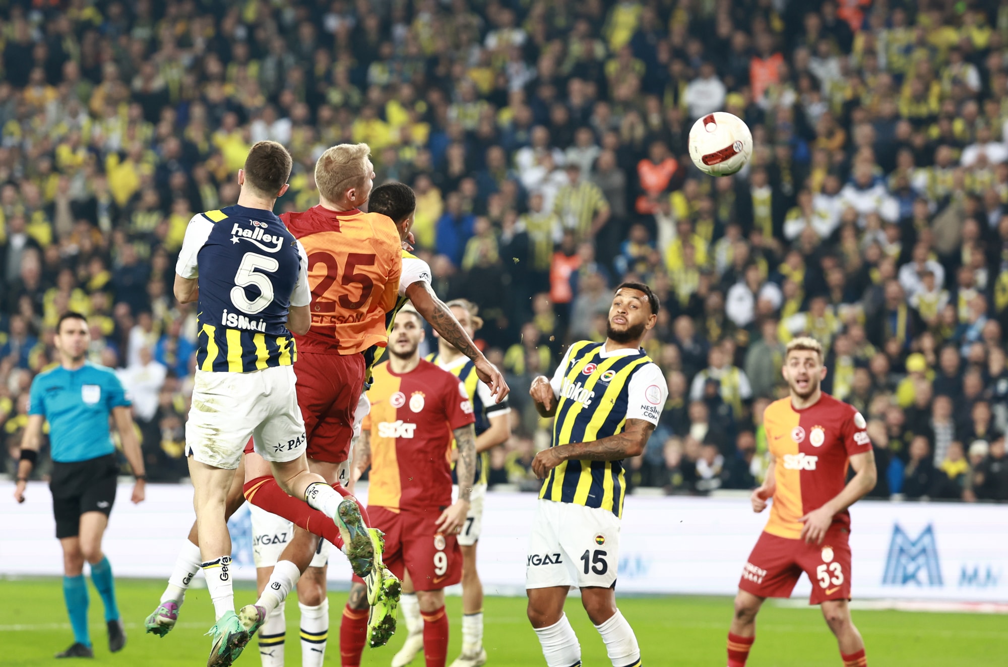 Galatasaray-Fenerbahçe derbisinin golleri yabancılardan