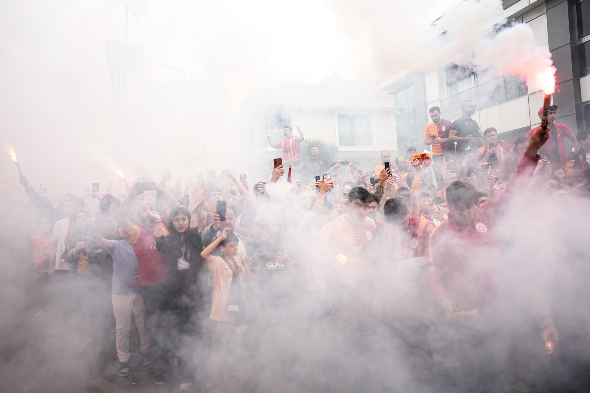 Galatasaray'a Fenerbahçe derbisi sonrası coşkulu karşılama