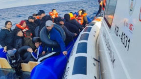 İzmir açıklarında lastik botlarda yakalandılar! Tam 160 kişi