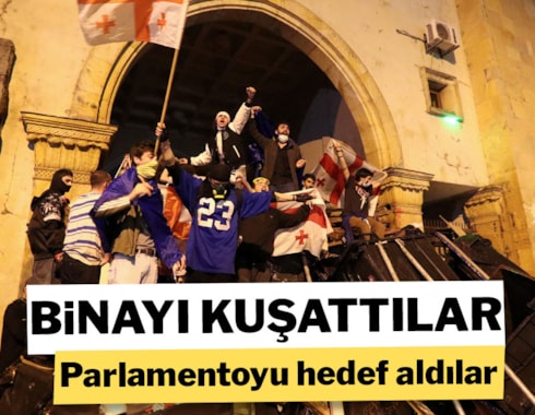 Eylemciler parlamento binasını kuşattı