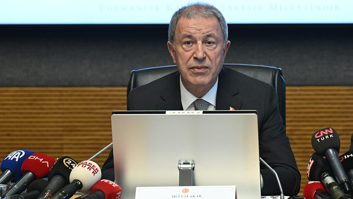 Komisyonda ilginç diyalog: Hulusi Akar'ın mikrofonu açık kaldı