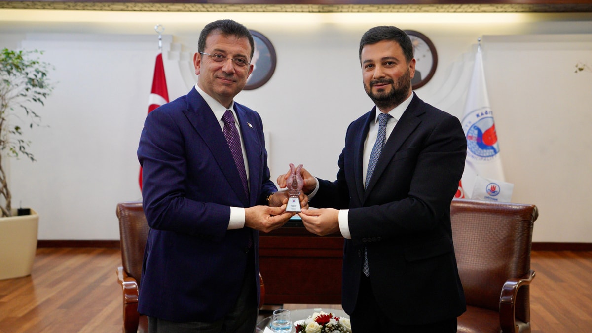 İmamoğlu'ndan AKP'li belediyeye tebrik ziyareti