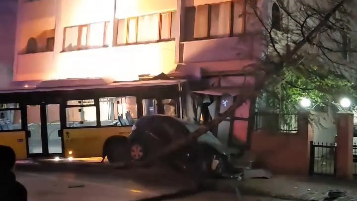 Markete giren İETT otobüsünde yangın çıktı