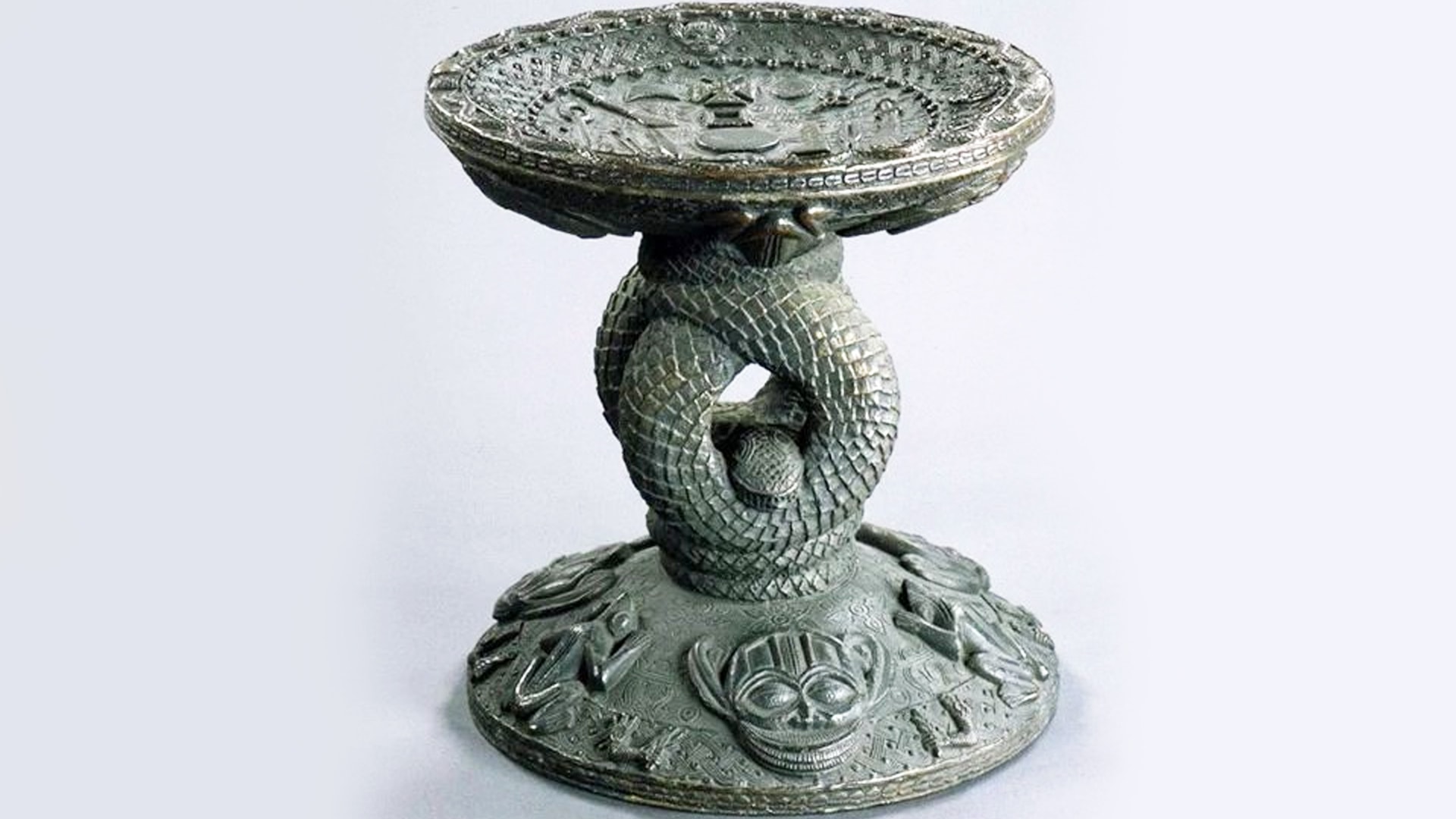 Almanya'ya 127 yıl önce kaçırılan eserler Nijerya'ya iade edildi