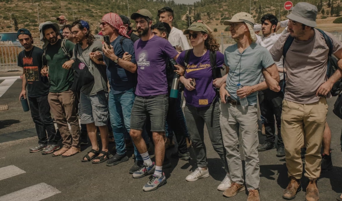 Nefrete karşı dayanışma: Gazze'ye yardımları koruyan İsrailliler