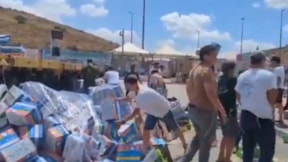 Gazze'de halk aç beklerken İsrailli aşırı sağcılar yardım paketlerini parçaladı