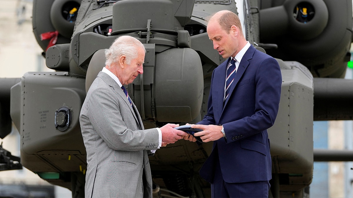 Kral Charles, askeri görevini devretti