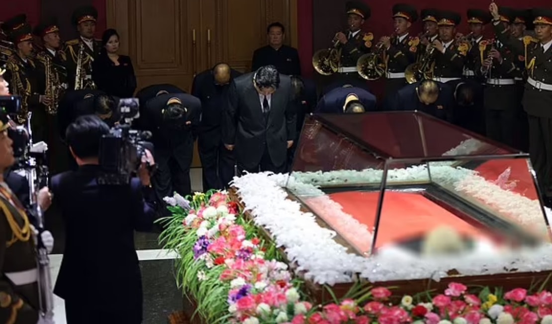 Kuzey Kore'de yas: Kim Jong Un eğilerek veda etti