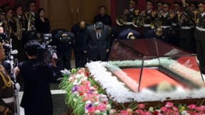 Kuzey Kore'de yas: Kim Jong Un eğilerek veda etti