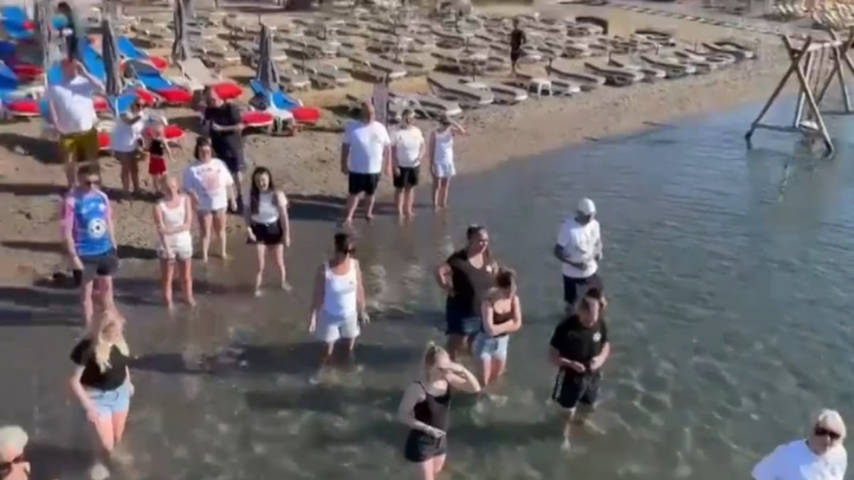 İngilizler ölen akrabalarının cesedinin küllerini denize attı turistik ilçe karıştı