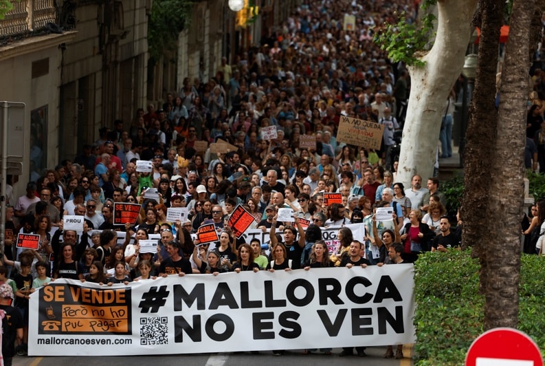 Turizm karşıtı isyan büyüyor... Binlerce kişi sokağa döküldü