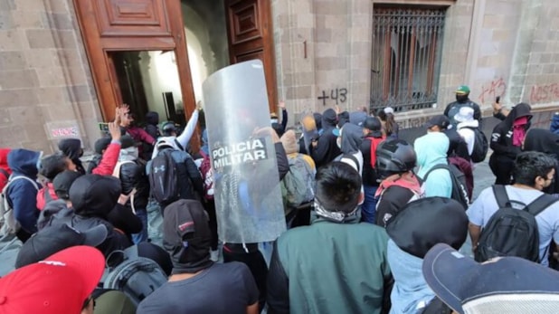 43 öğrenci protesto sırasında kaybolmuştu.. Göstericiler polisle çatıştı